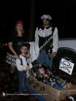 Disfraz de Halloween de familia pirata casero