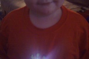 Camisa casera de Iron Man para un niño de 3 años obsesionado con los superhéroes