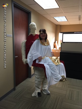 Cleopatra se lleva en un traje de ilusión de momia