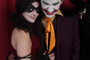 Comic Joker y su sexy lady Harley Quinn disfrazados de Halloween