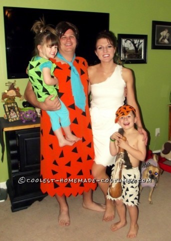 Disfraces hechos a mano de la familia Picapiedra: tuvimos una fiesta de Halloween en nuestra casa este año y quería hacer disfraces en los que pudiera participar toda la familia.  pensé en pedernal