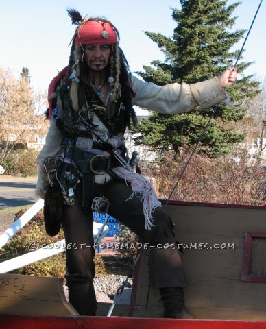 Disfraz de Capitán Jack Sparrow hecho en casa - ¿Dónde está el ron?: ¡Este disfraz de Capitán Jack Sparrow fue mi disfraz más divertido!  Hice todo el conjunto en tiendas de segunda mano, excepto la brújula, que la compré