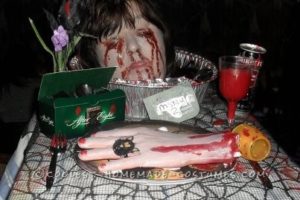 Disfraz casero de Halloween «Cabeza en bandeja»