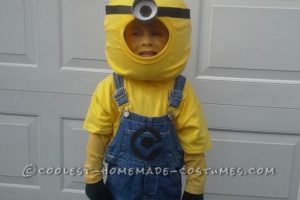 Disfraz casero de minion de Halloween para niño