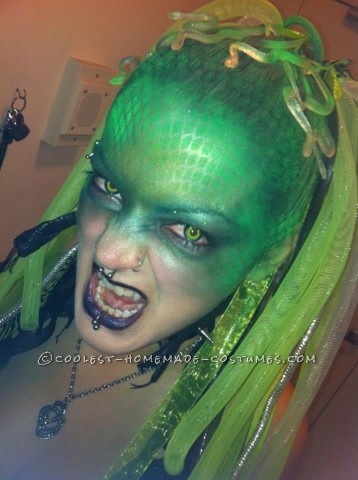 Disfraz creativo de Cyber ​​​​Medusa en casa.