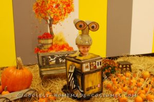 Disfraz de Halloween de Wall-E hecho en casa con una caja de cartón