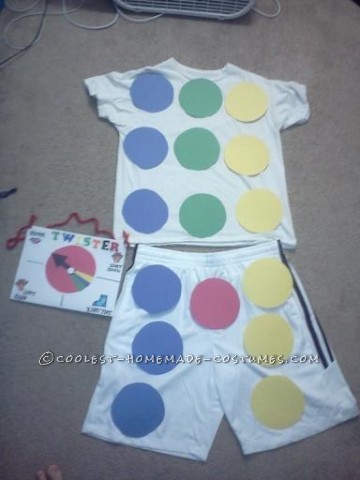 Compra una camiseta blanca y pantalones cortos o pantalones blancos.  Este disfraz requiere de 4 a 10 hojas de papel de construcción en 4 colores diferentes (para hacer círculos) y