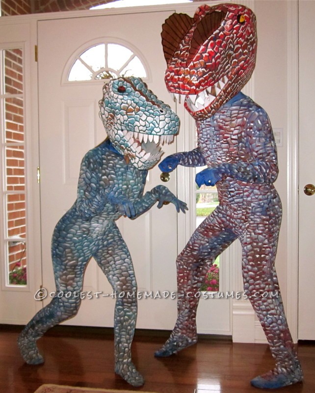 El disfraz más genial para un par de dinosaurios.