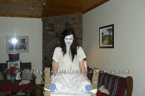 Hola, mi nombre es Raquel, y un día mi hermana y yo estábamos sentadas en la casa, aburridas y sin nada que hacer.  Se acercaba Halloween, así que decidimos