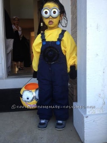 Disfraz de minion de 4 años sorprende a los vecinos