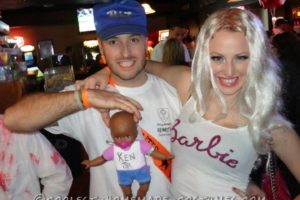 Disfraz de pareja de White Trash Barbie y Ken