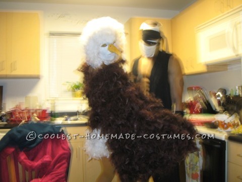 He usado varios materiales.  Primero tenía un traje de baño marrón y pegué boas de plumas marrones en la parte de atrás del traje de baño.  Luego con vellón