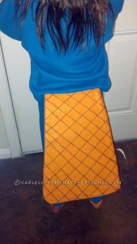 Mi hijo de 9 años quería ser Perry, entonces comencé a buscar material y comenzó la diversión.  Usé una sudadera vieja y pantalones de chándal viejos (que me quedaban bien) para planchar