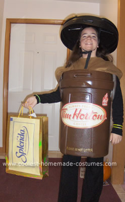 Café Tim Horton y una caja de trajes Timbits
