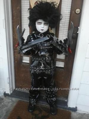 Mi hijo de 6 años decidió que quiere ser Eduardo Manostijeras este pasado Halloween.  Después de varias horas de buscar en Internet un traje de su talla, me