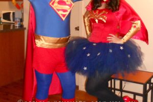 El disfraz casero más genial de Superman y Wonder Woman para parejas de Halloween