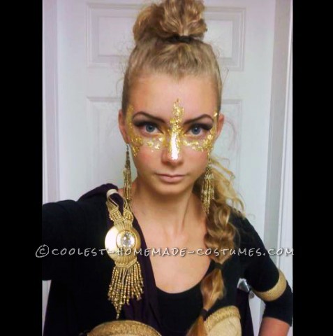 El disfraz de Halloween de la diosa de la guerra Athena hecho en casa más genial: cuando empiezo a pensar en un disfraz de Halloween, la primera pregunta que siempre me hago es esta 