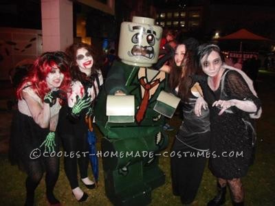 Fue hecho para la Convención de Cultura Pop Supanova en Perth, Australia en 2011.  Usé cartón para el torso y las piernas, resina y fibra de vidrio para