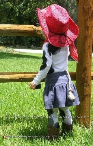 El disfraz de vaca más lindo para una niña vaquera