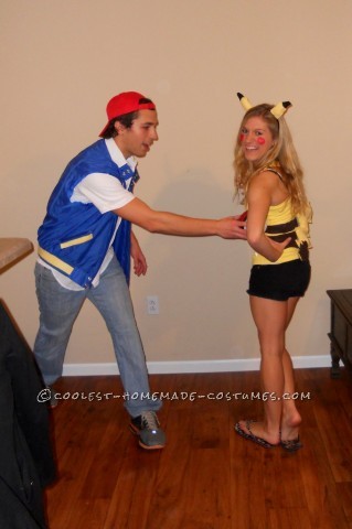El disfraz más chulo para una pareja de Pikachu y Ash Ketchum hecho a mano