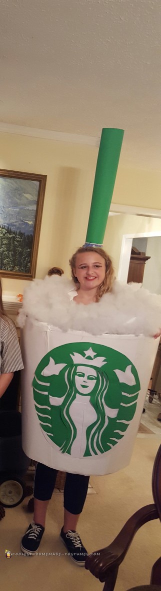 El disfraz más genial de la Copa Gigante de Starbucks ocupa el primer lugar