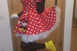 El gato tiene la lengua Disfraz de Minnie Mouse