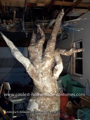 Disfraz de árbol embrujado de bricolaje