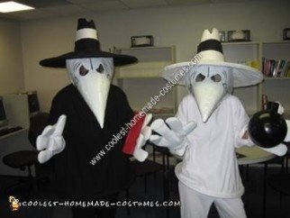 Disfraz casero de espía contra un par de espías para Halloween