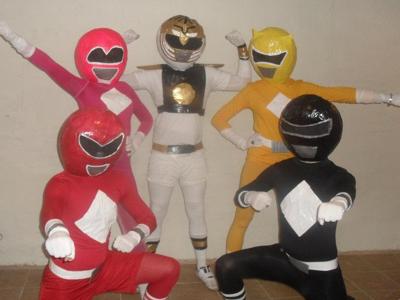 Power Rangers (excepto Blue Ranger Billy, que todavía estaba en el trabajo)