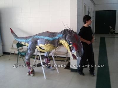 El año pasado decidí construir un Velociraptor de Jurassic Park.  Quería que fuera de tamaño natural (en la película mide 12 pies y medio de largo);  podría ser