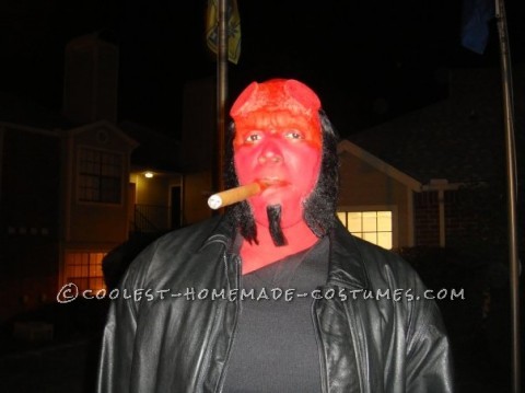 El maquillaje tomó 5 horas pero valió la pena.  Primero pinté de rojo a mi novio negro con pintura de teatro, y luego tomé una máscara de látex de hombre de las cavernas, cortando la pica.