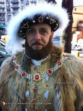 El nefasto disfraz del rey Enrique VIII con la cabeza ensangrentada en una cesta