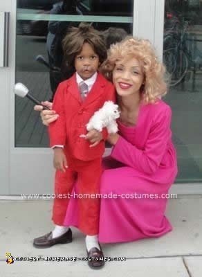 Presentador de disfraces caseros Ron Burgundy, de 3 años, como presentador