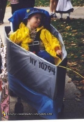 Pescador casero en traje de silla de ruedas de un bote de aluminio