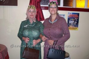 Extravagante idea de disfraz casero: Edna y Mavis, dos ancianas