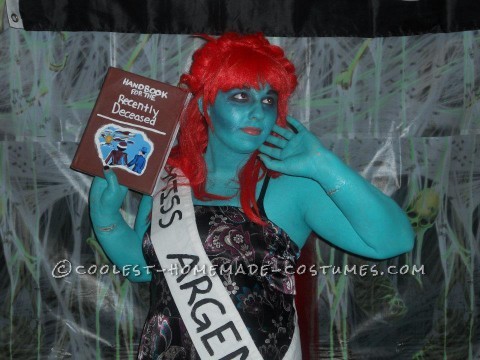 ¡¡OYE!!  Mi nombre es Heather y este es mi disfraz de Miss Argentina... Estaba viendo Beetlejuice una noche de verano y se quemó la bombilla.