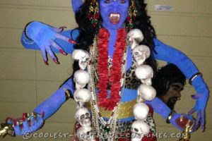 Genial disfraz casero de Kali, diosa azul hindú de seis brazos