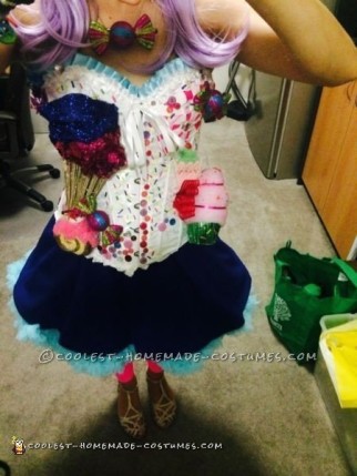 Genial disfraz casero de Katy Perry Candyland
