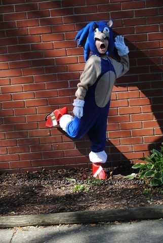 Genial disfraz casero de Sonic the Hedgehog