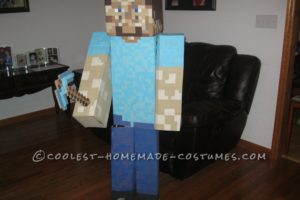 Genial disfraz casero de Steve de Minecraft