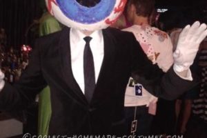 Genial disfraz casero de ojo gigante de The Residents