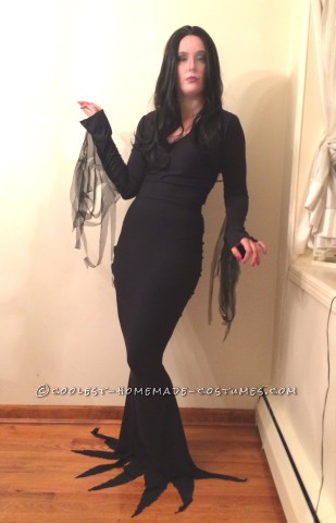 Genial disfraz casero para mamá e hija: Morticia y Wednesday Addams con la Cosa