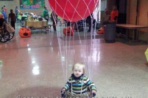 Genial disfraz de Halloween con globo para niño