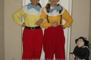 Genial disfraz de Halloween para madre e hija: Tweedledee Dee y Tweedle Dumb