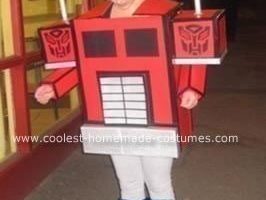 Genial disfraz de Optimus Prime