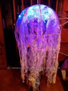 Genial disfraz de medusa bioluminiscente casero