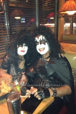 Genial disfraz de pareja de KISS: Gene Simmons y Paul Stanley