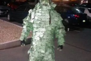 Genial disfraz hecho en casa Geico Money Man