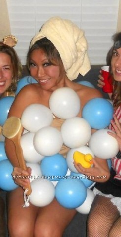 ¡Este disfraz fue todo un éxito!  Inflé globos azules y blancos y los coloqué en una camiseta sin mangas color piel y unos pantalones cortos.  El único
