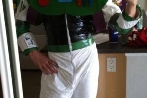 Idea de disfraz de Halloween de Buzz Lightyear de bricolaje